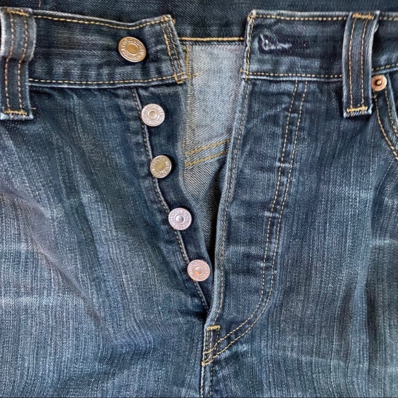 Levi’s 501 button fly blue jeans.  Size 32 - Picture 4 of 9